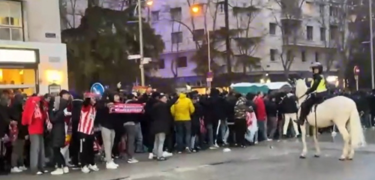  馬競球迷進(jìn)入伯納烏時向人群投擲雜物，導(dǎo)致安保對其進(jìn)行脫鞋檢查