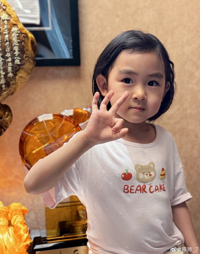  三分大賽三冠王！原帥曬三冠獎杯：完成了女兒給安排的任務(wù)！