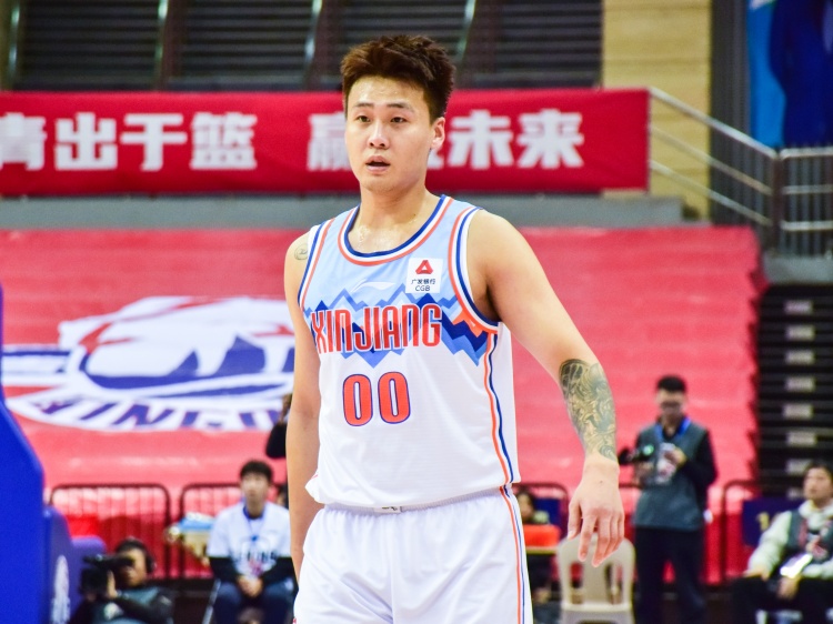  狀態(tài)不俗！趙睿半場(chǎng)9中4拿到15分5籃板